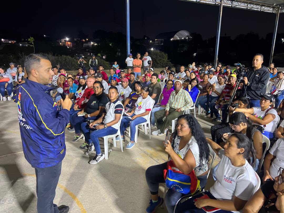 🛑 En el Sector jacinto Lara parroquia Unión fue la Asamblea nocturna de hoy con el Alcalde @LuisJonasReyes 3 comunidades y 7 UBCH donde escuchamos sus solicitudes las cuales vamos a ir abordando con una agenda de acción concreta. #BloqueoCero @NicolasMaduro