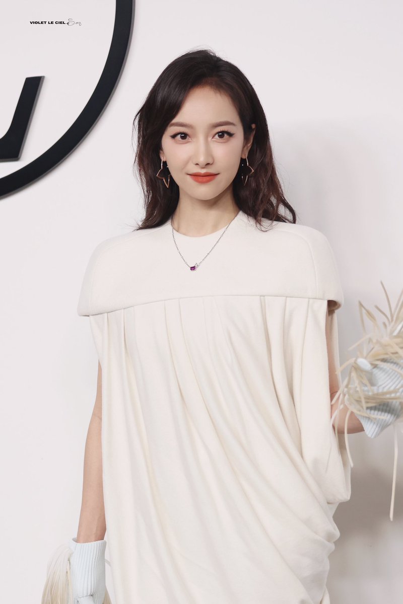 yosqtcv's tweet photo. @LouisVuitton Beautiful Victoria Song💜💜💜 😍😍
#LVPREFALL24 #VictoriaSong 
#VICTORIAxLouisVuitton #VICTORIASONGforLVPREFALL24 https://t.co/444OFQbHtK