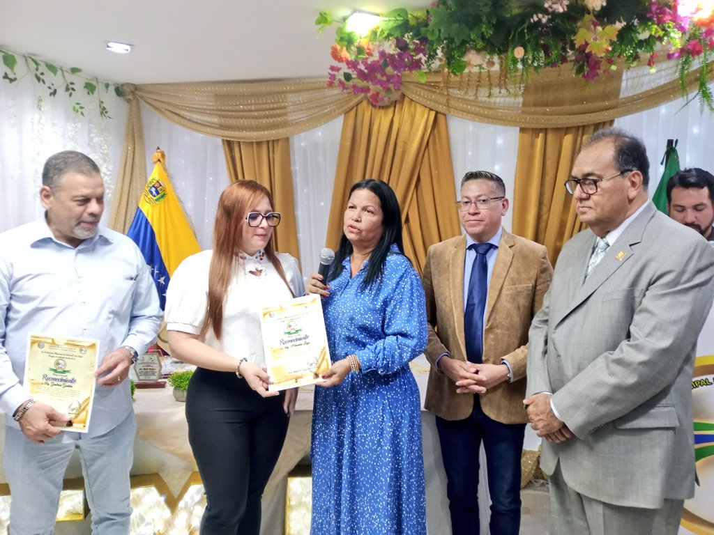 La celebración contó con la presencia de los Contralor@s Municipales de <a href="/CMEMChacao/">Contraloría de Chacao</a> Lisbeth Santiago <a href="/CMEArMarino/">CM Santiago Mariño</a> Jesús Pérez,  <a href="/CMEArJRRevenga/">CMEArJRRevenga</a> <a href="/ziegler_rosa/">Rosa J. Ziegler Orellana</a>, <a href="/CMEArJFRibas/">CMpal José F. Ribas</a> <a href="/gustavogudino08/">gustavo gudiño</a> y <a href="/CMEArLibertador/">CMEALibertador</a> Mercedes Lugo, una muestra de integración del #SNCF. <a href="/CesarOteroDuno/">César Otero Duno.</a>