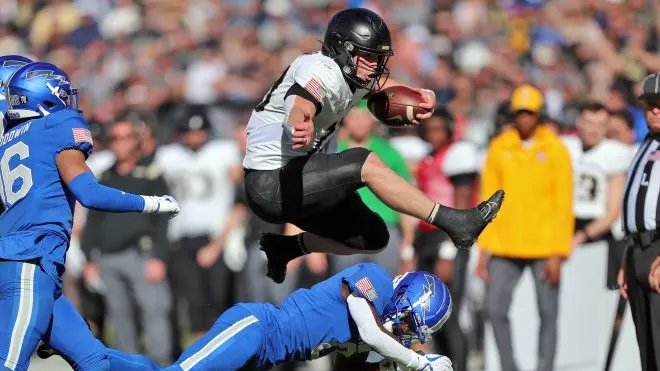 TBT: When LB turned QB now #ArmyFootball Team Captain committed to Army West Point

Bryson Daily was recruited as an LB converted to QB and is now one of the 2024 Black Knights’ team captains

bit.ly/4aB9lGP