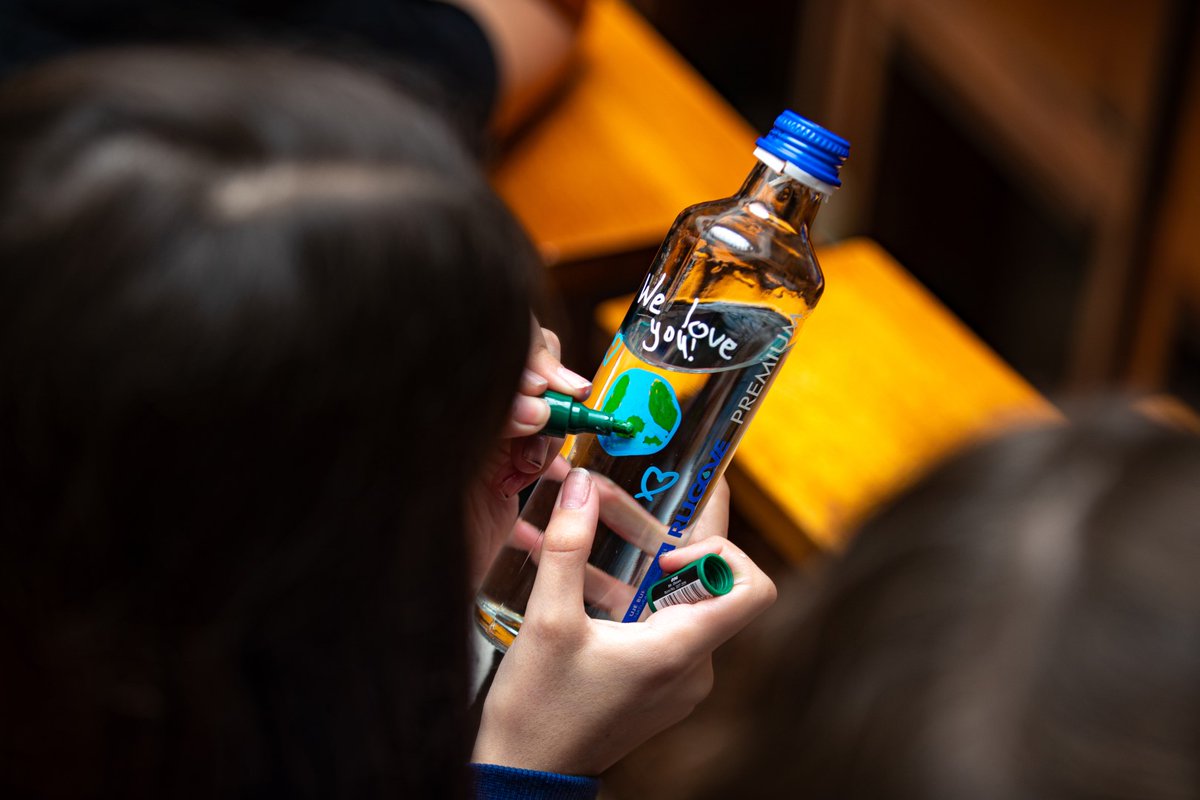 Children making heartfelt promises to our #planet as part of our #ClimatePromise🌍

Inspired by today's talk on #Earth &amp; #Plastics, children creatively designed this year's #EarthDayproducts w/ their amazing artwork🎨.

Stay tuned &amp; make sure you join us on the 22nd! 

#TheWall