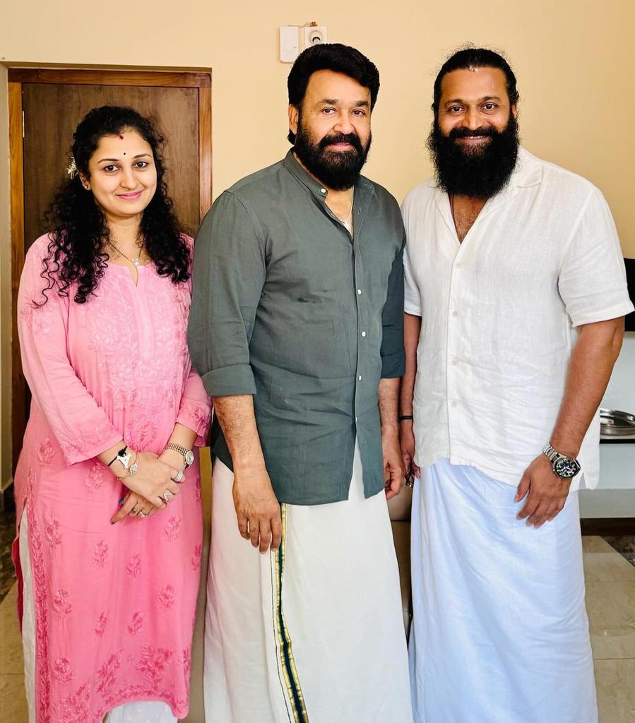 Lalettan with #RishabShetty and wife #PragathiShetty 😃
#Mohanlal #MangoMalayalam