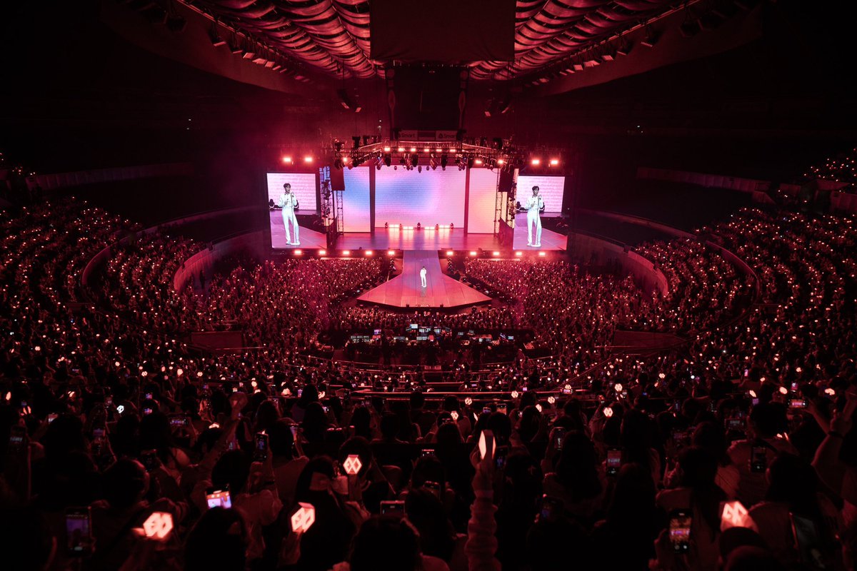 chapter519's tweet photo. LOOK AT THE AMOUNT OF EXO LS WHO ATTENDED BAEKHYUN'S FIRST EVER SOLO CONCERT IN MANILA 🥹❤️ https://t.co/TH7pHoOfU3