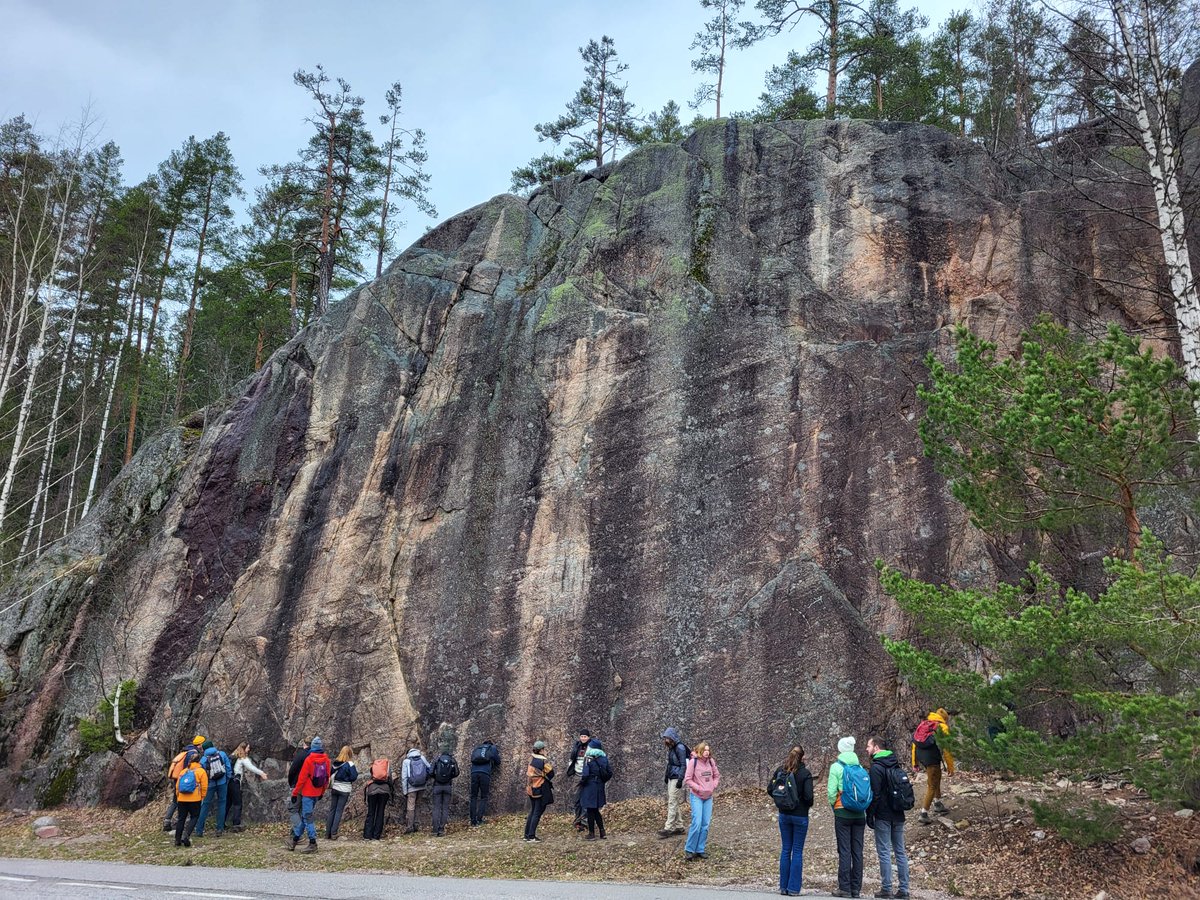 Fun day out in #Nuuksio national park giving students from @UUGeo a brief intro to Finnish geology with @NiinaKuosmanen and #JonPownall. Now en route to Vienna for the last day of #EGU24. (sorry, ✈️ not 🚄). Posters of BG1.4 from 10.45 Friday in hall X1 🫵 @GeoHelsinkiUni