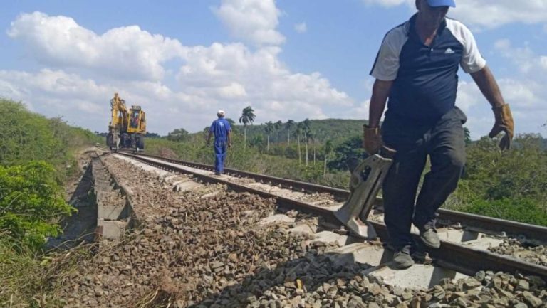 En uno de los tanques descarrilados el sábado 13 de abril, que mantiene un nivel de combustible luego de la extracción; el vertimiento no fue significativo ni por la cantidad, ni por el impacto. #TransportEspirituano transportespirituano.cu/sin-consecuenc…