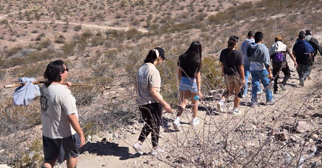 Insightselpaso's tweet photo. Exploring Lost Dog Preservation in El Paso, TX! Our Austin High School students dove into hands-on learning, testing soils, and identifying flora using iNaturalist.
#EPSTEAM #InsightsSTEAM #EnvironmentalEducation #TPWDCoOp #ECOTEE #EnvironmentalStewardship #YoungStewards https://t.co/AH1OqpGtFZ