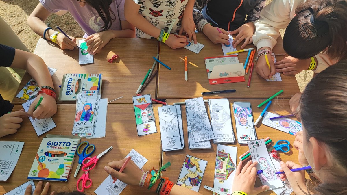 🗓️ Esta semana participamos en #Educavita: un encuentro del @CSJVillafranca dónde: 🏫 57 centros educativos extremeños reunieron a 2.500 estudiantes de secundaria para acercarles a la realidad del #PuebloSaharaui. 🧒🏽👧🏼 ❤️ ¡Sukran a las asociaciones amigas por acompañarnos!