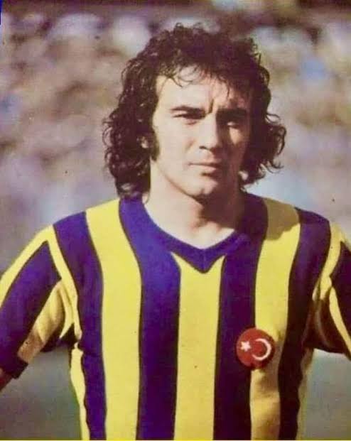 Fenerbahçe'nin altyapısından yetişen, 17 yaşında Fenerbahçe A takım formasını giyen, Çubuklu'ya 14 yılı futbolculuk ve kaptanlık olmak üzere, yönetici olarak da toplam 47 yıl hizmet eden Serkan Acar'ı sevgi, saygı ve özlemle anıyoruz... #Fenerbahçe