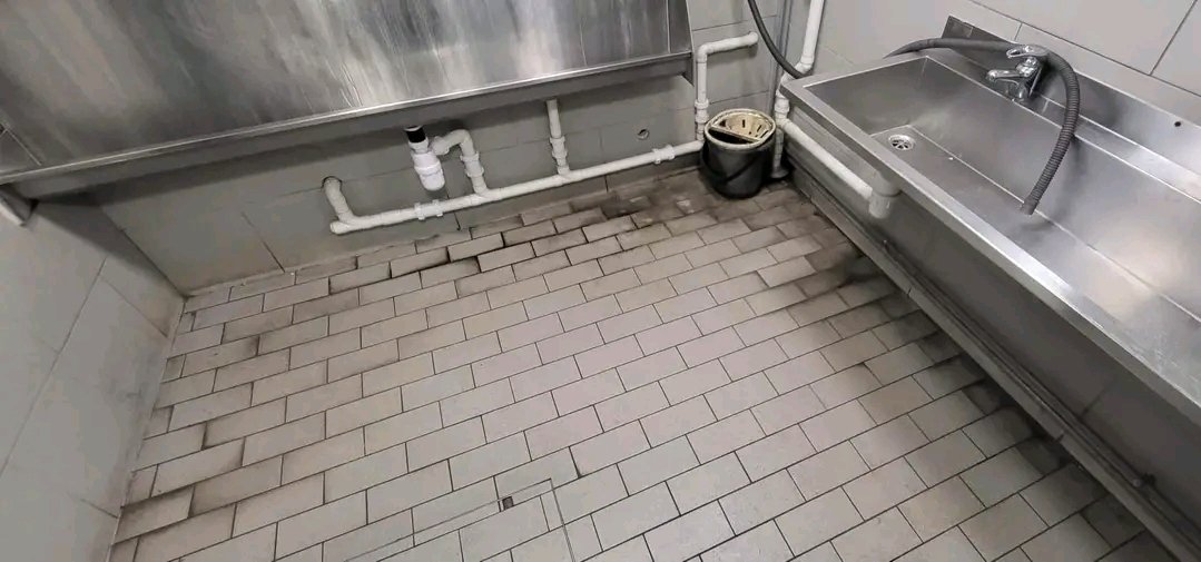 ELANSEClean's tweet photo. The workshop in Salisbury had accumulated a heavy buildup of oil and grime over time. Our skilled team at ECCleaning swiftly transformed the space using premium cleaning products, ensuring high standards and 100% customer satisfaction.

Contact us today to discuss your cleaning needs and get a quote. Hiring top-notch commercial cleaners on the South Coast is quick and easy.

Call us at 077120 88360 or visit https://t.co/ODwU55VyFa to learn more.

#deepclean #commercialcleaning #professionalcleaners #Salisbury #cleaningcompany #deepcleaning #premiumcleaning #cleaningservices #SouthCoastCleaning #ECCleaning