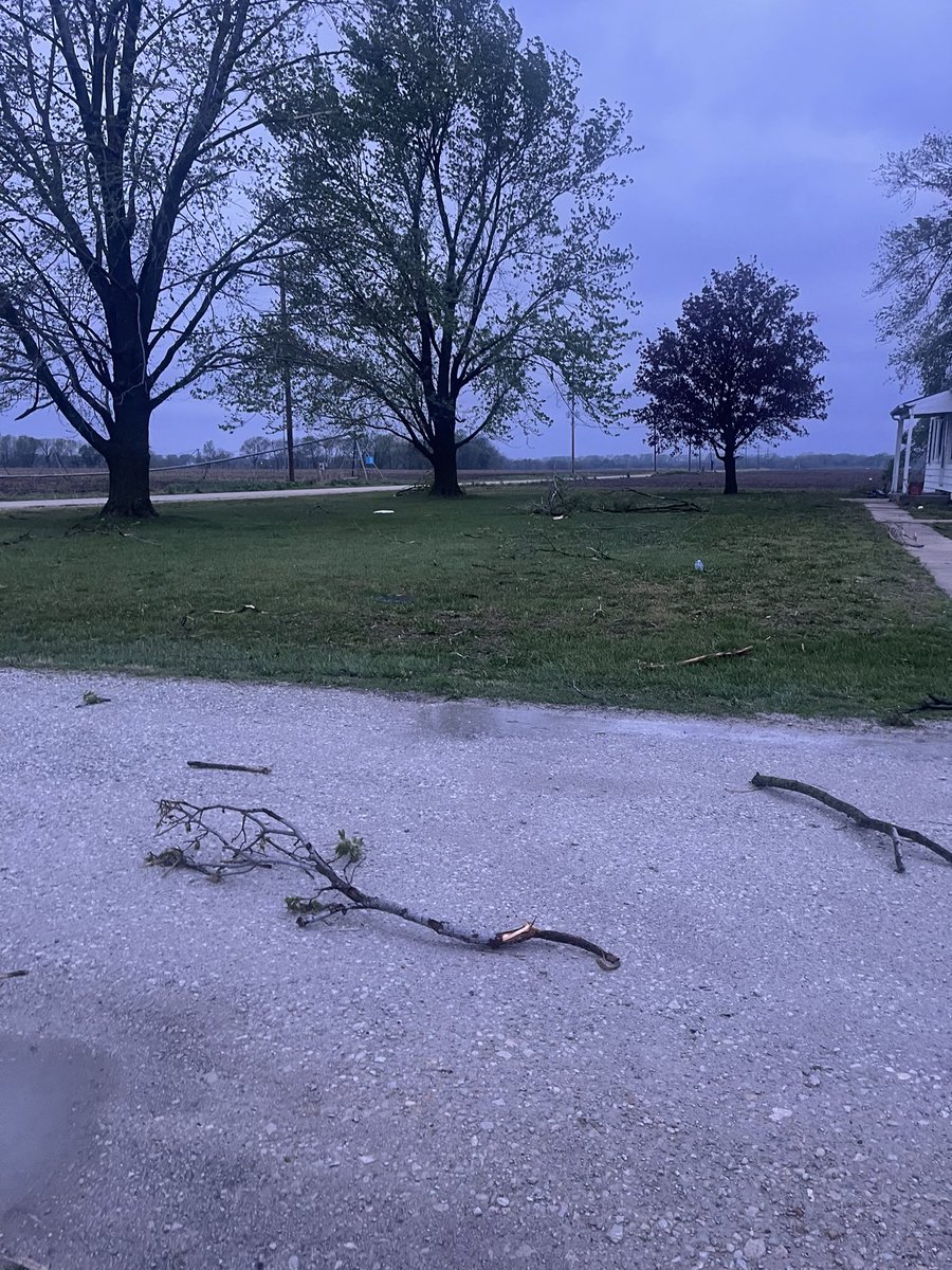 kurymichelle's tweet photo. @NWSTopeka #kswx 

Final pics of limbs down https://t.co/PFoIdtt83g