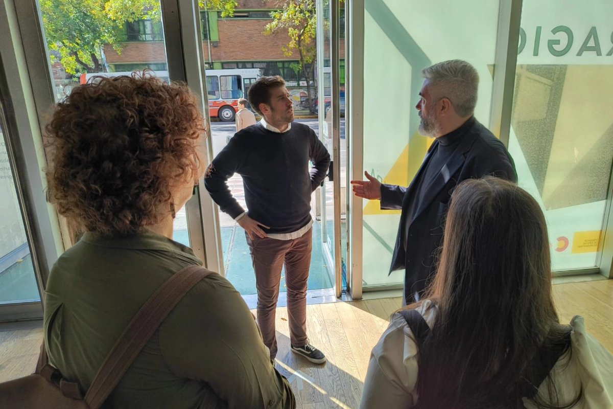 MÁS DIFUSIÓN PARA EL MACBA

Recibí en el @MuseoMACBA a los representante de la Comuna 1, @gonzalo_rober, @LucianaGrossi5 y @VSquetino Conversamos sobre nuestras actividades, las posibilidades de ampliar su difusión y de sumar señalización en el sector más turístico.

Con el