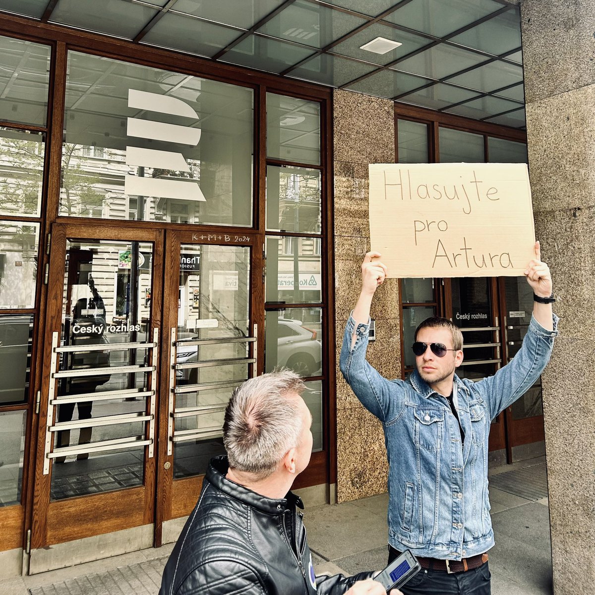 .<a href="/ArturJanousek/">Artur Janoušek</a> sám rozkryl největší sportovní kauzu za poslední roky - zneužívání dotací na tenisové turnaje. Vedlo to k zatčení a obvinění šéfa <a href="/jsmeceskytenis/">ČESKÝ TENIS</a> Iva Kaderky a dalších.

Artur je za to nominovaný na Novinářskou cenu. Hlasovat můžete tady 👉🏼 hlasovani.novinarskacena.cz