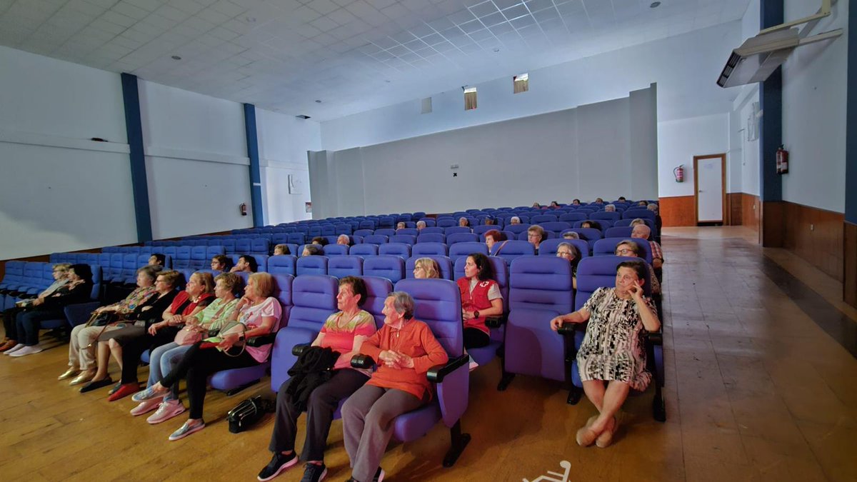 PedroPastorV's tweet photo. El pasado lunes estuvimos en Madrigalejo concienciando con una charla sobre prevención : Código Europeo frente al Càncer  . 
Gracias a Laura Santano voluntaria de la Asociación  por organizarla y a las voluntarias locales  de Cruz Roja  por colaborar . https://t.co/7UV1L4PRyz