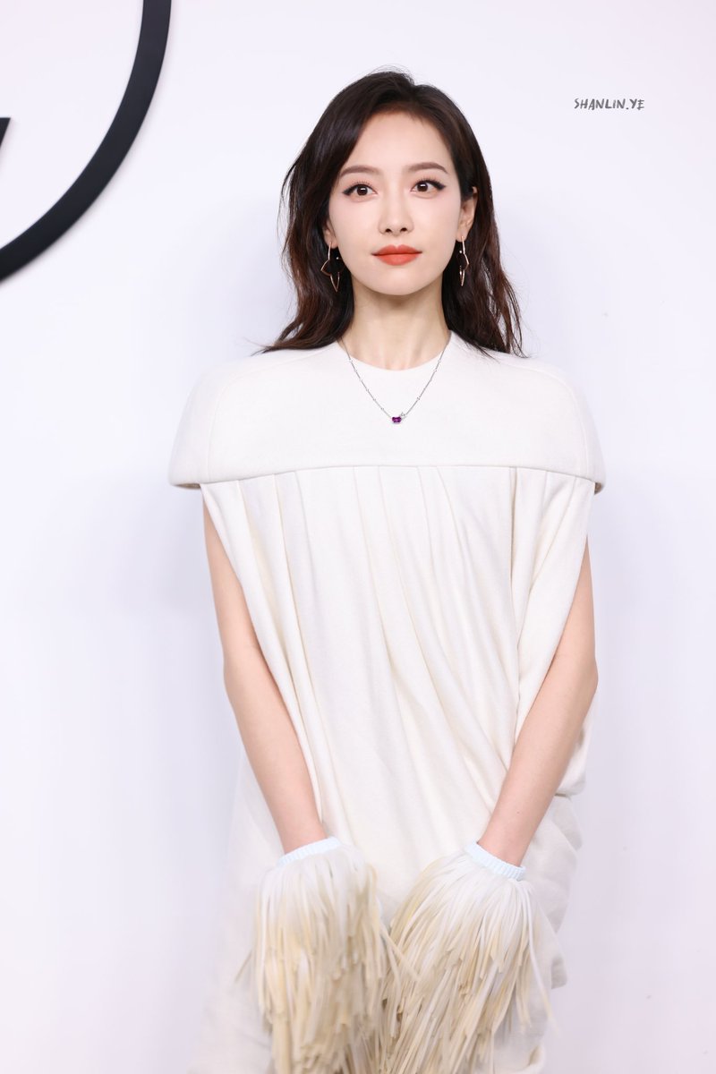 songqianarchive's tweet photo. #VICTORIAxLouisVuitton #宋茜
#VICTORIASONGforLVPREFALL24 
©️ SHANLINYE https://t.co/OQRxYr3j9Y