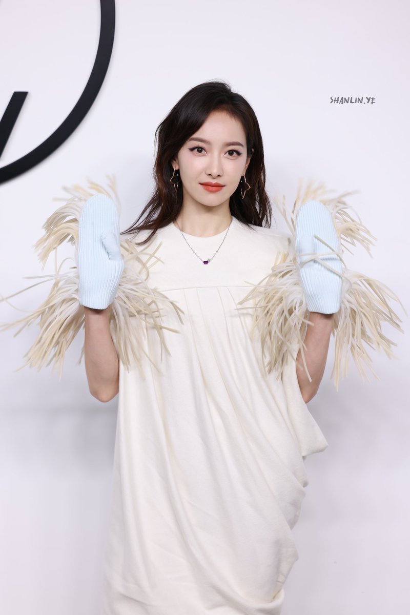 songqianarchive's tweet photo. #VICTORIAxLouisVuitton #宋茜
#VICTORIASONGforLVPREFALL24 
©️ SHANLINYE https://t.co/OQRxYr3j9Y