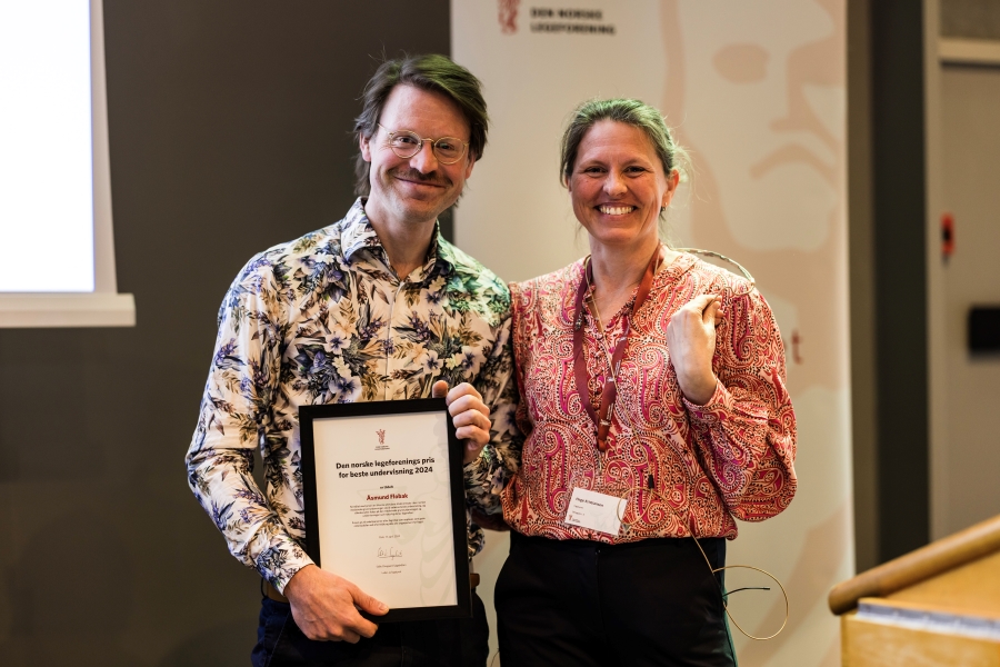 NTNU medisin og helse (@ntnuhelse) on Twitter photo Gratulerer så mye til <a href="/asmundflobak/">Åsmund Flobak</a>
som vant grunnutdanningsprisen 2024 fra
<a href="/legeforeningen/">Legeforeningen</a>!👏👏💐
Les studentenes begrunnelse og intervju med vinneren👇
legeforeningen.no/nyheter/2024/l…
📷Foto: Thomas B. Eckhoff/Legeforeningen Gratulerer så mye til <a href="/asmundflobak/">Åsmund Flobak</a>
som vant grunnutdanningsprisen 2024 fra
<a href="/legeforeningen/">Legeforeningen</a>!👏👏💐
Les studentenes begrunnelse og intervju med vinneren👇
legeforeningen.no/nyheter/2024/l…
📷Foto: Thomas B. Eckhoff/Legeforeningen