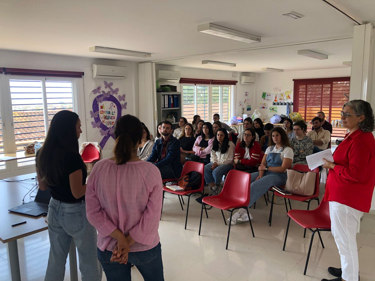 Presentando el programa #CaixaProinfancia de @FundlaCaixa a residentes de enfermería de Málaga. Mano a mano con el Centro de Salud @CarlindaUgc Seguimos con el #Trabajoenred @MiesJuvenil #CPIredlacorta #MiesRedLaCorta