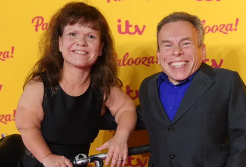 able2uk's tweet image. Warwick Davis announces the sad death of his beloved wife Samantha who passed away last month at the age of 53  tinyurl.com/5n6e5rp9 #hero #dwarfism