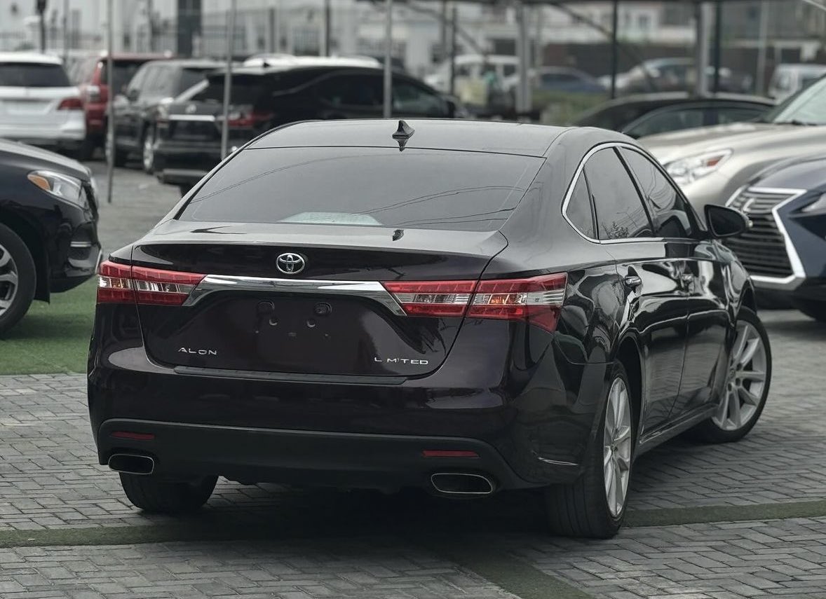 2014 Toyota Avalon Limited now available - Wine on cream leather Interior 🏷️: N17 million naira only Contact for details 📥