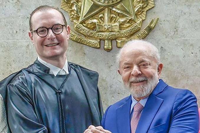 goddek's tweet photo. 🇧🇷 O GRANDE CENSOR — Eu li as 541 páginas da Câmara dos Representantes dos EUA que estão revelando como o @alexandre vem censurando pessoas. Sinceramente, o conteúdo é absolutamente chocante:

▪️ Alexandre de Moraes tem censurado críticas pessoais contra ele em larga escala.
▪️ Ele baniu e excluiu muitos jornalistas críticos e seus conteúdos de todas as plataformas de mídia social.
▪️ O exemplo em uma imagem anexada mostra como ele tentou apagar o político eleito e Deputado Federal @marcelvanhattem da Internet.
▪️ Ele ameaçou as plataformas de mídia social com multas de 150.000 R$ por cada hora de atraso na implementação de suas ordens de censura.
▪️ O escritório de advocacia Zanin Martins ajudou a censurar cidadãos brasileiros. O escândalo é que Cristiano Zanin Martins é o advogado pessoal e amigo de Lula, que o nomeou como juiz do Supremo Tribunal há 9 meses.
▪️ Muitas publicações que Alexandre ordenou deletar eram análises sóbrias e de acordo com a Constituição Brasileira.
▪️ Moraes agiu tanto como promotor quanto como juiz, comprometendo assim a separação dos poderes.
▪️ Ele excedeu seus poderes como juiz do Supremo Tribunal e deveria renunciar ou ser submetido a um processo de impeachment.

Para mais perspectivas sobre o Brasil vistas por um gringo, clique no botão seguir. 🙏🏼🇧🇷