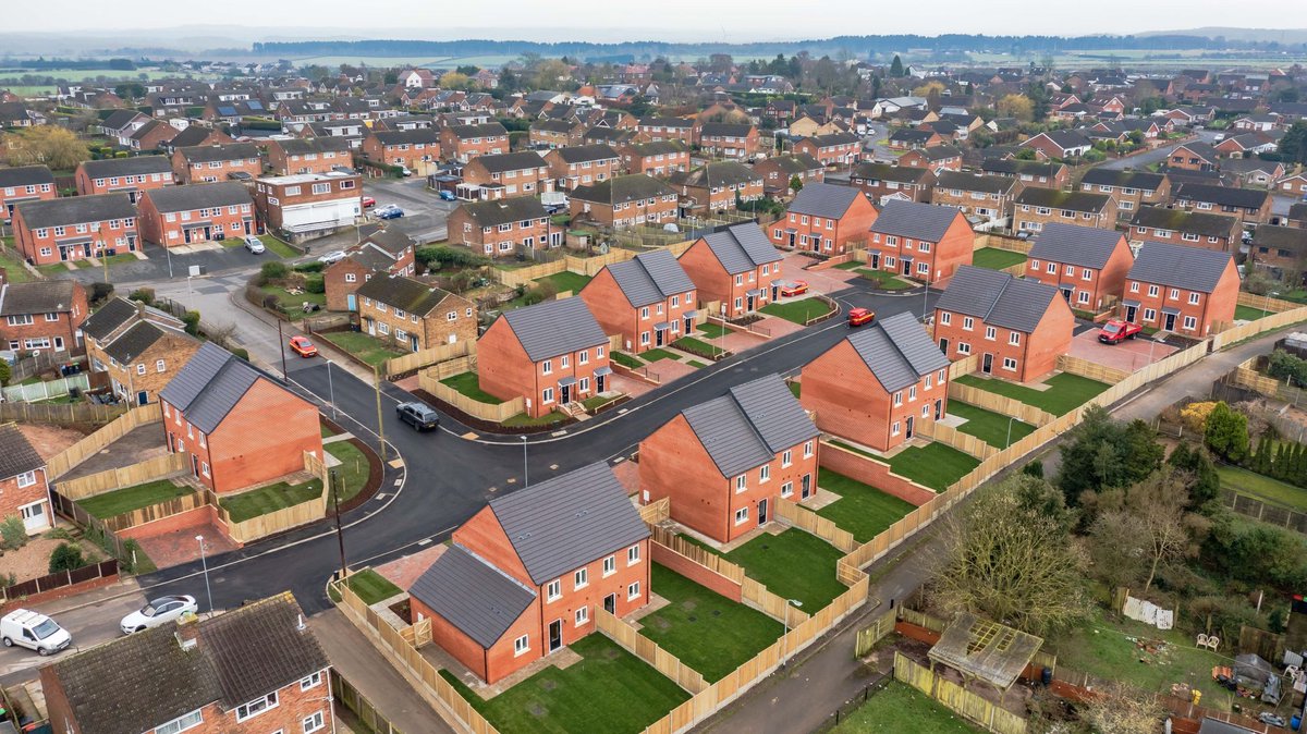 At Planning Committee this week, our plans to build 16 new Council homes on the site of former garages in Kirkby were approved. ashfield.gov.uk/your-council/n… 📷 drone shot over Warwick Close, Kirkby, thanks to Lindum Group