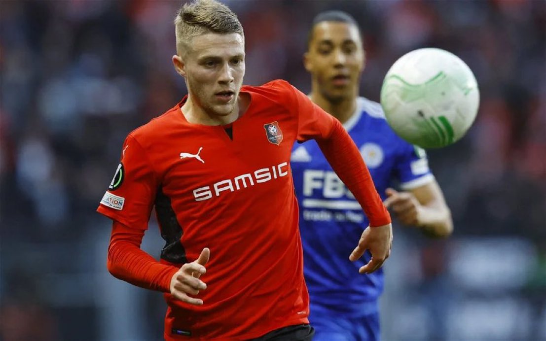 💣 #Rennes 🔴⚫🇫🇷🇧🇪 3 Budesliga and Premier League clubs are monitoring the situation of Rennes' 22-year-old left-back Adrien Truffert.