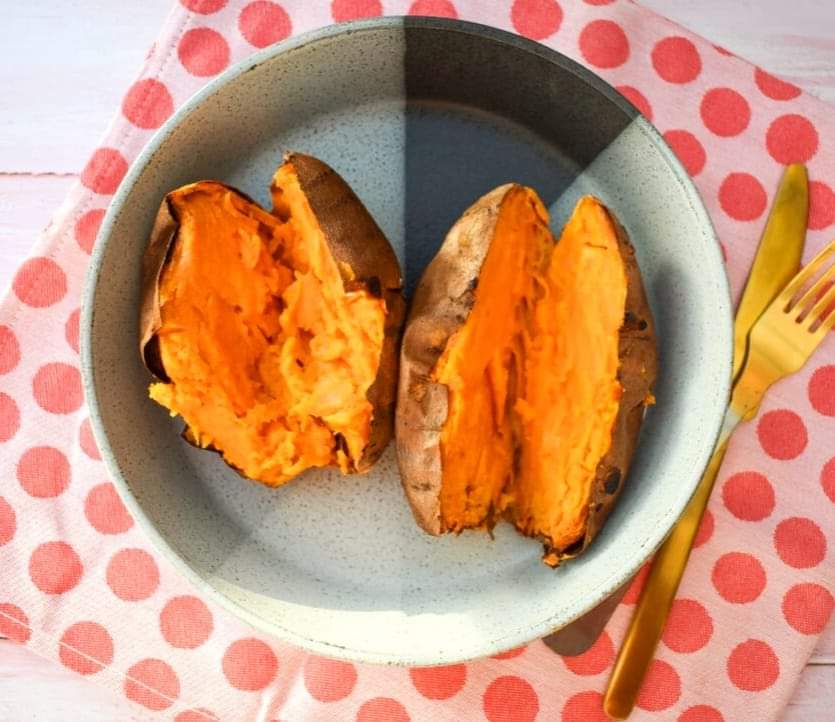 Air fryer baked sweet potatoes. Perfect for a healthy and tasty midweek dinner. Oh and I included some filling ideas. theveganlunchbox.co.uk/easy-air-fryer… #airfryer #airfryerrecipes