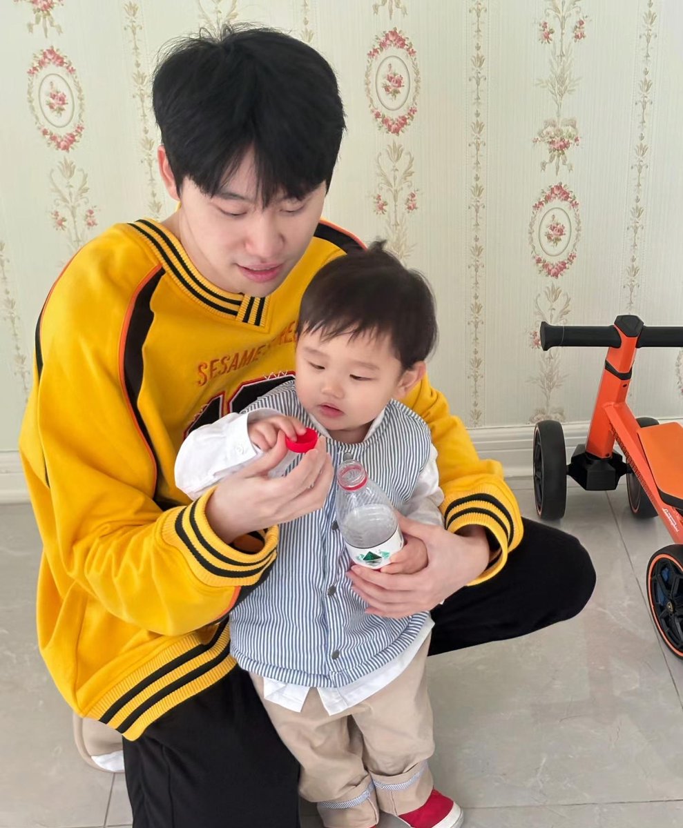 Doinb posted a pic of himself with little Doinb. Father and son. @Doinbmid #LPL