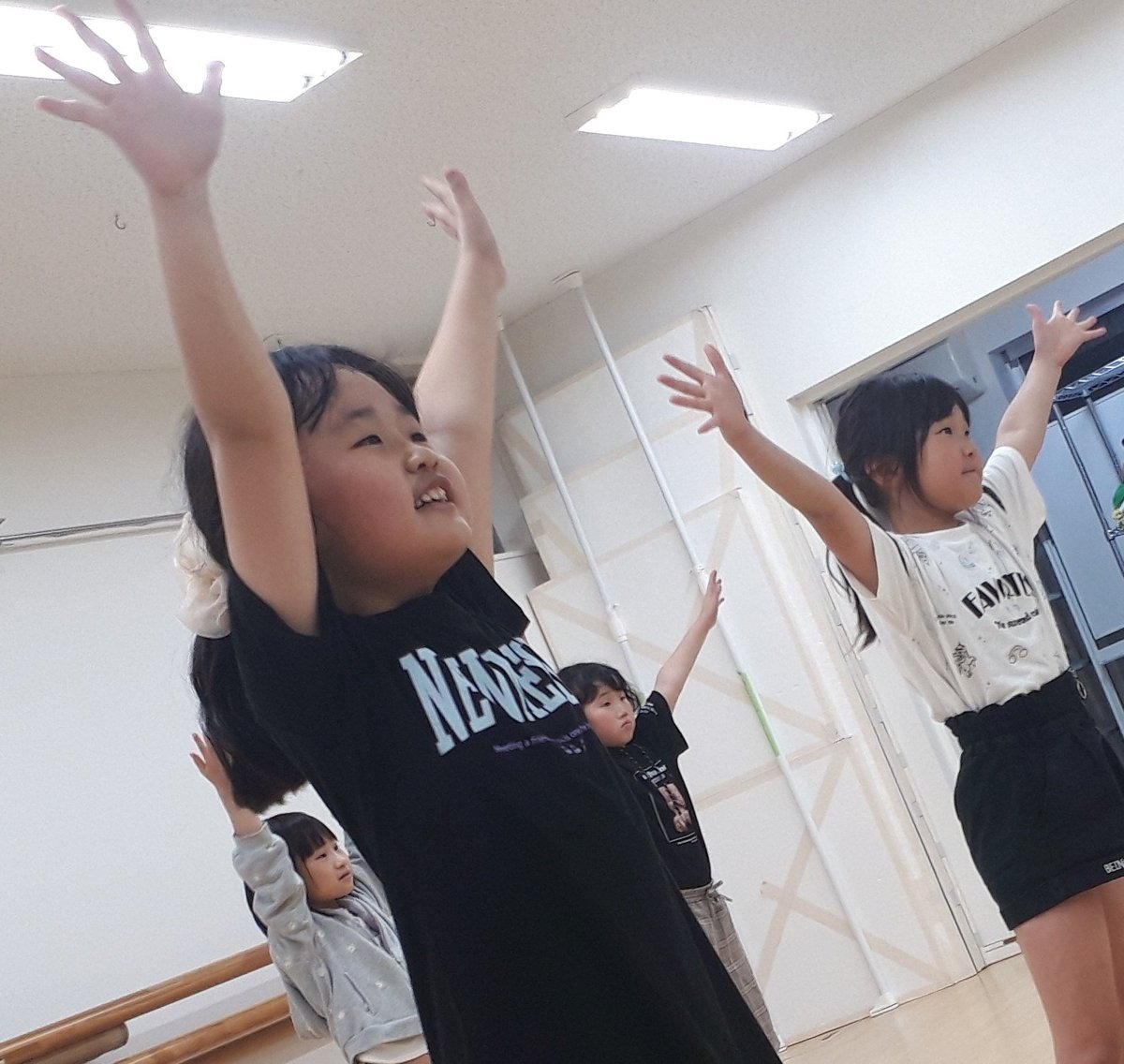 先生が、手がブラブラしてたから腰に付けて！「絶対ブラブラしてなかったぁ！」と言い張る子供達。
意見をハッキリ言える日本て平和だな～😌😌😌
でもね、順ちゃん先生も見てたけど、ブラブラしてたで～😌😌😌無料体験受付中です‼️
#happyjダンススタジオ #キッズダンス #子供ダンス #ジャズダンス