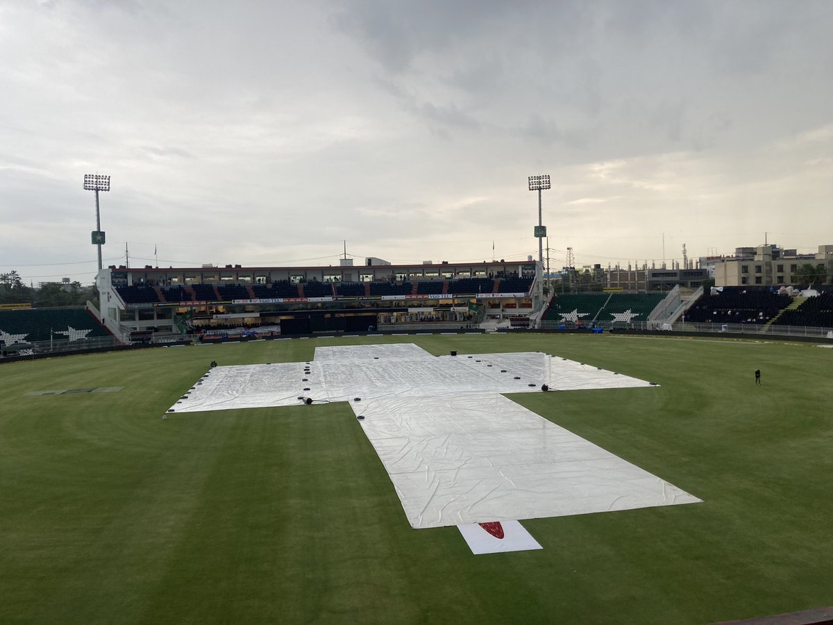 Still 1hr45mins to go before the toss, but its still pretty gloomy at Pindi Cricket Stadium. #PAKvNZ #PAKvsNZ #PakistanCricket