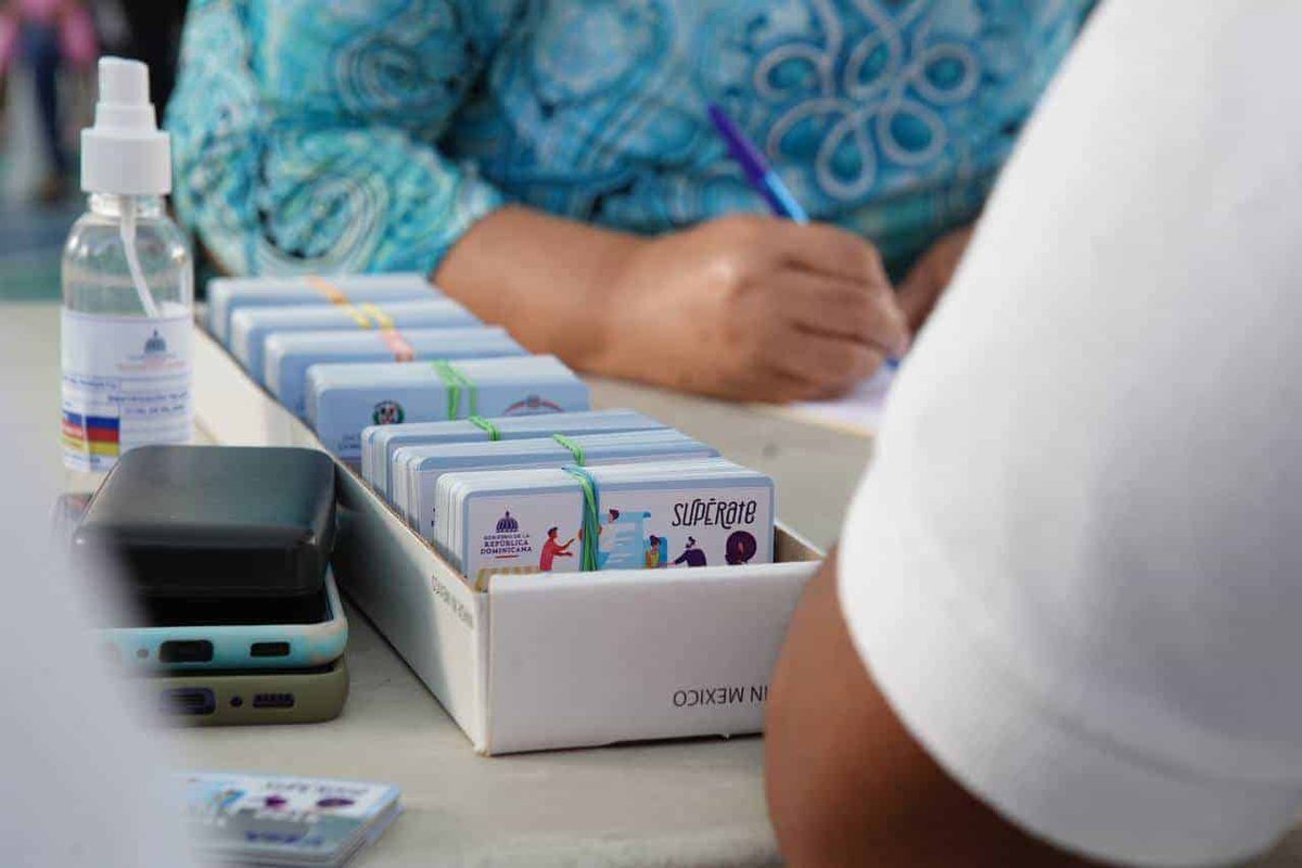 DiarioLibre's tweet photo. 🗞 | #NacionalDL | Persisten estafas de "chiperos" a través de tarjetas Supérate en República Dominicana
🔗https://t.co/ORqgMpUexO
#DiarioLibre #ActualidadDL #Nacional #Tarjetas #Supérate #Chiperos #TarjetasSupérate https://t.co/Q5pMA94GPQ