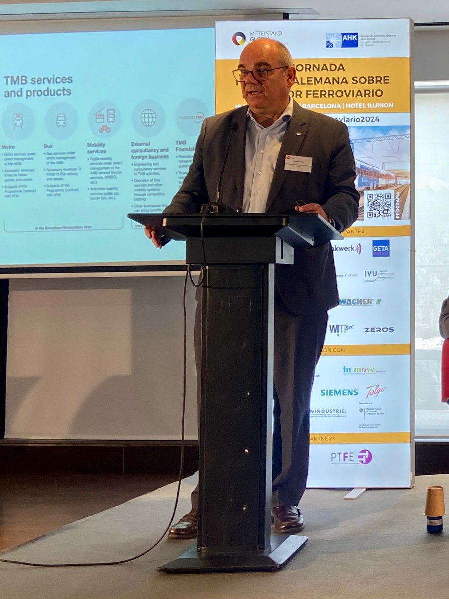 TMB_Barcelona's tweet photo. 👉 El director de relacions internacionals de TMB,
@mpellotg ha participat en la jornada hispano-alemanya sobre el sector ferroviari, organitzada per @AHK_es a Barcelona.
🗓️ Aprofitant aquesta jornada, demà es duran a terme dues visites tècniques a les instal·lacions de #TMB al Centre de Control de #metrobcn + estació de La Sagrera (L9 i L10 Nord) i als tallers de ZAL de l'L10 Sud.