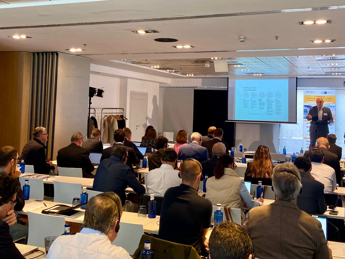 TMB_Barcelona's tweet photo. 👉 El director de relacions internacionals de TMB,
@mpellotg ha participat en la jornada hispano-alemanya sobre el sector ferroviari, organitzada per @AHK_es a Barcelona.
🗓️ Aprofitant aquesta jornada, demà es duran a terme dues visites tècniques a les instal·lacions de #TMB al Centre de Control de #metrobcn + estació de La Sagrera (L9 i L10 Nord) i als tallers de ZAL de l'L10 Sud.