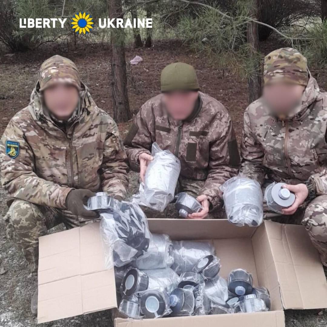 Gas Masks Delivered to Ukrainian Defenders! This delivery comes in response to russia's increased use of chemical weapons. These masks will equip Ukrainian warriors with the tools they need to stay safe and continue defending their country. We are incredibly grateful to all…