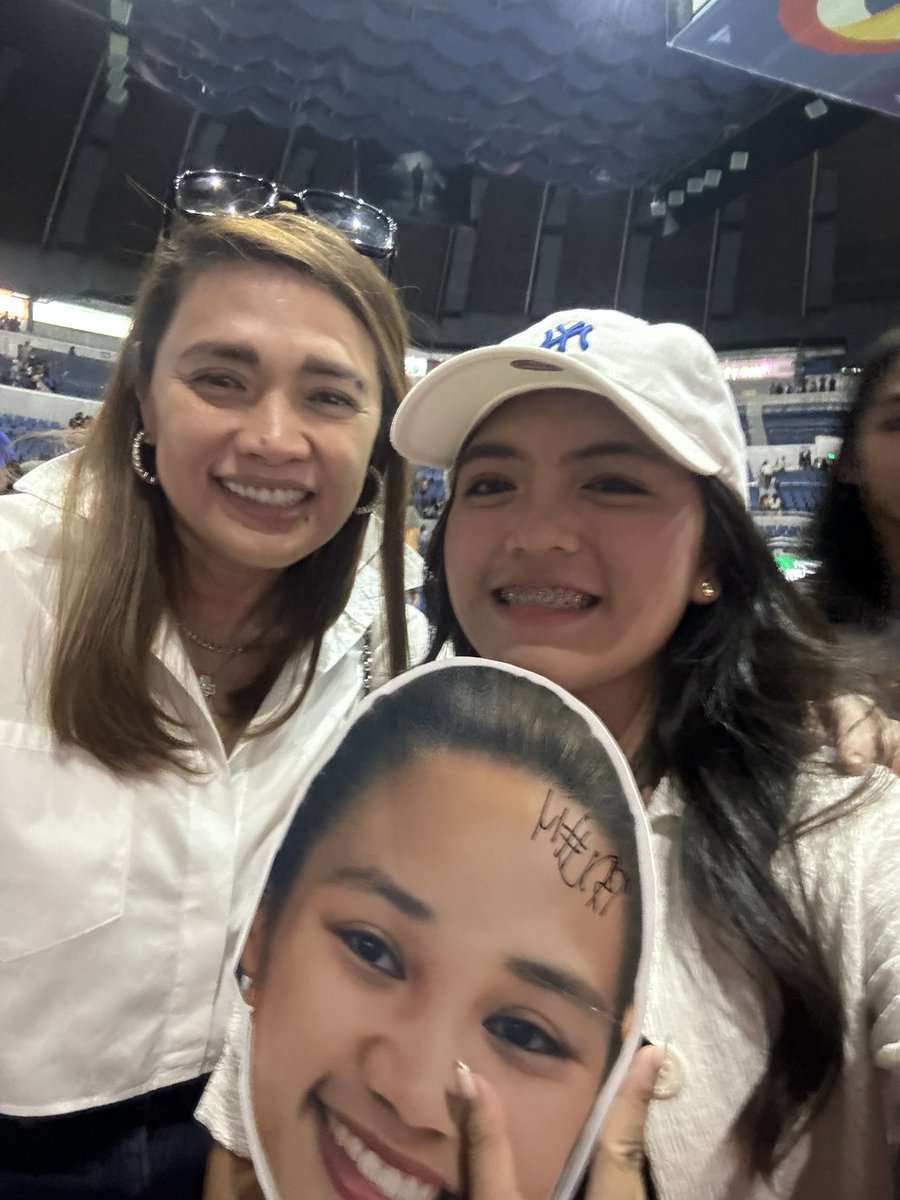 sofiaveniceeeee's tweet photo. Tita Det: Oh I remember you! I’m glad you are still here. 😊

Me: Of course tita, always for ate bei.

I’M SO EMOTIONAL!! Palagi para sa’yo @_beadel 🥺

Thank you so much tita! @detdeleon https://t.co/BffAiyd78B