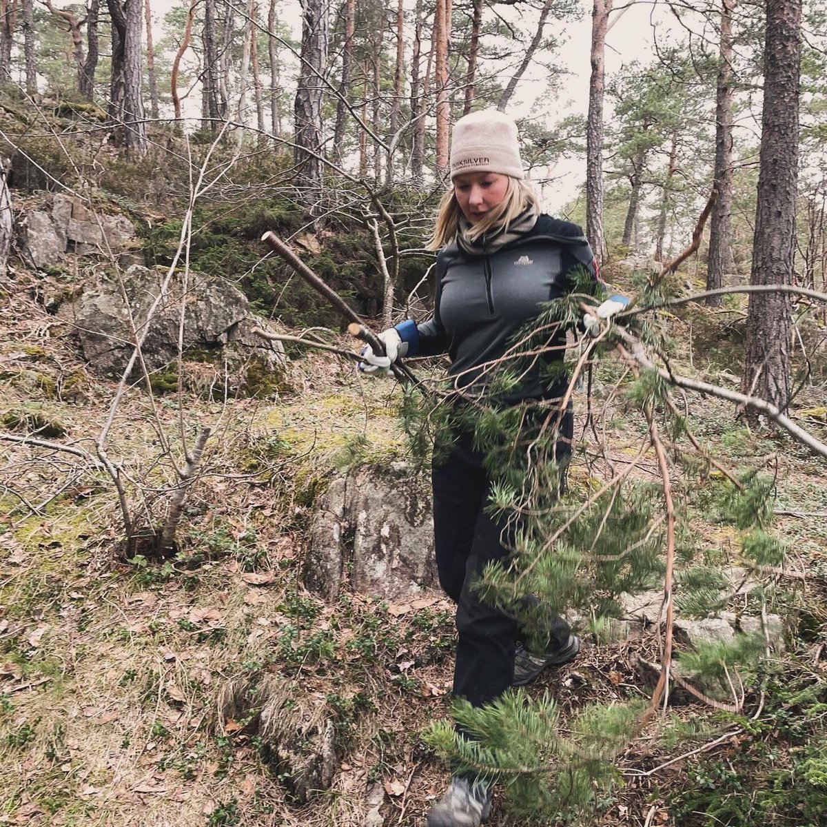 It’s ‘dugnad’ season 🍃🧹 Recently our team went to Lågøya to help DNT with some spring cleaning, clearing bushes, tidying beaches and making sure the island is ready for all those who want to visit during the warmer seasons! #Volunteering #DNT