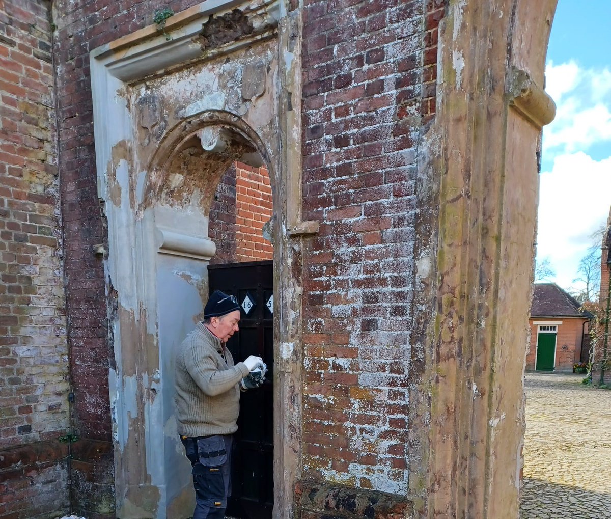 A beautiful day to be carrying out stucco trials @Godinton, an ancient estate in Kent. This wonderful historic house dates back to the 14th century.
#historichouses #heritageconservation #stucco