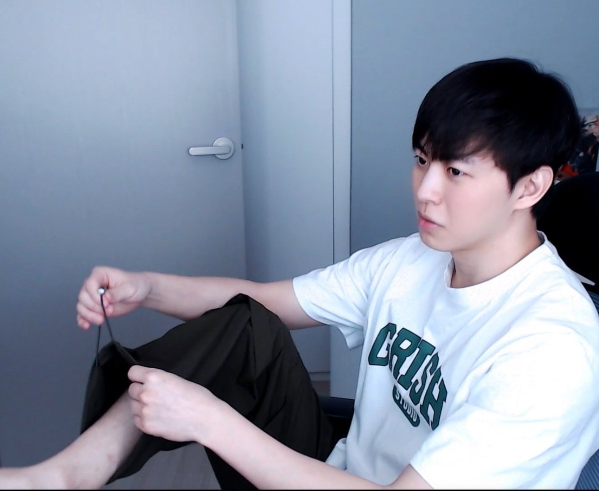 Hongbin showing his ankle?!?!!? FOR FREE?!?!!!?!?!????