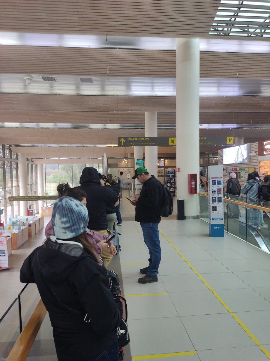 Feis2011's tweet photo. Solo pasa en Temuco todavía no se puede ingresar al salón de espera para abordar en el aeropuerto de Temuco la dgac brilla por ausencia y k agente haciendo fila y sin poder sentarse https://t.co/4JKYicpZcb