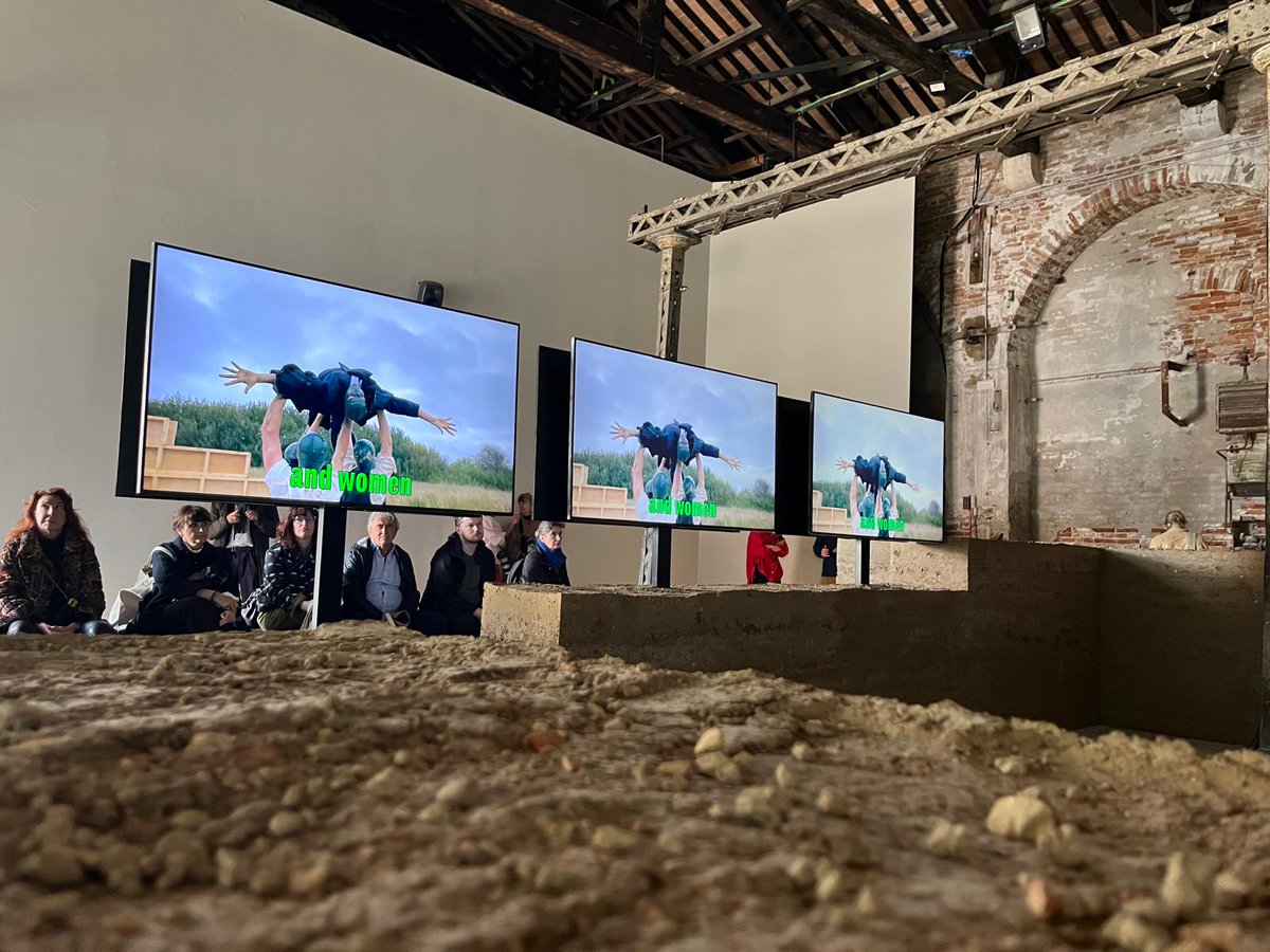 L'Irlande inaugure aujourd'hui son pavillon à @la_Biennale de Venise avec l'exposition 'ROMANTIC IRELAND', de l'artiste Eimear Walshe (conception : @ProjectVisArts @projectarts). Ireland at Venice est une initiative de @culture_ireland, en partenariat avec @artscouncil_ie.