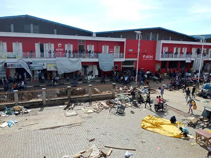 Arua City continues to be hot this morning as City authority enforcement team are demolishing all makeshift structures in the city center. And the traders are engaging in running battles with military police.