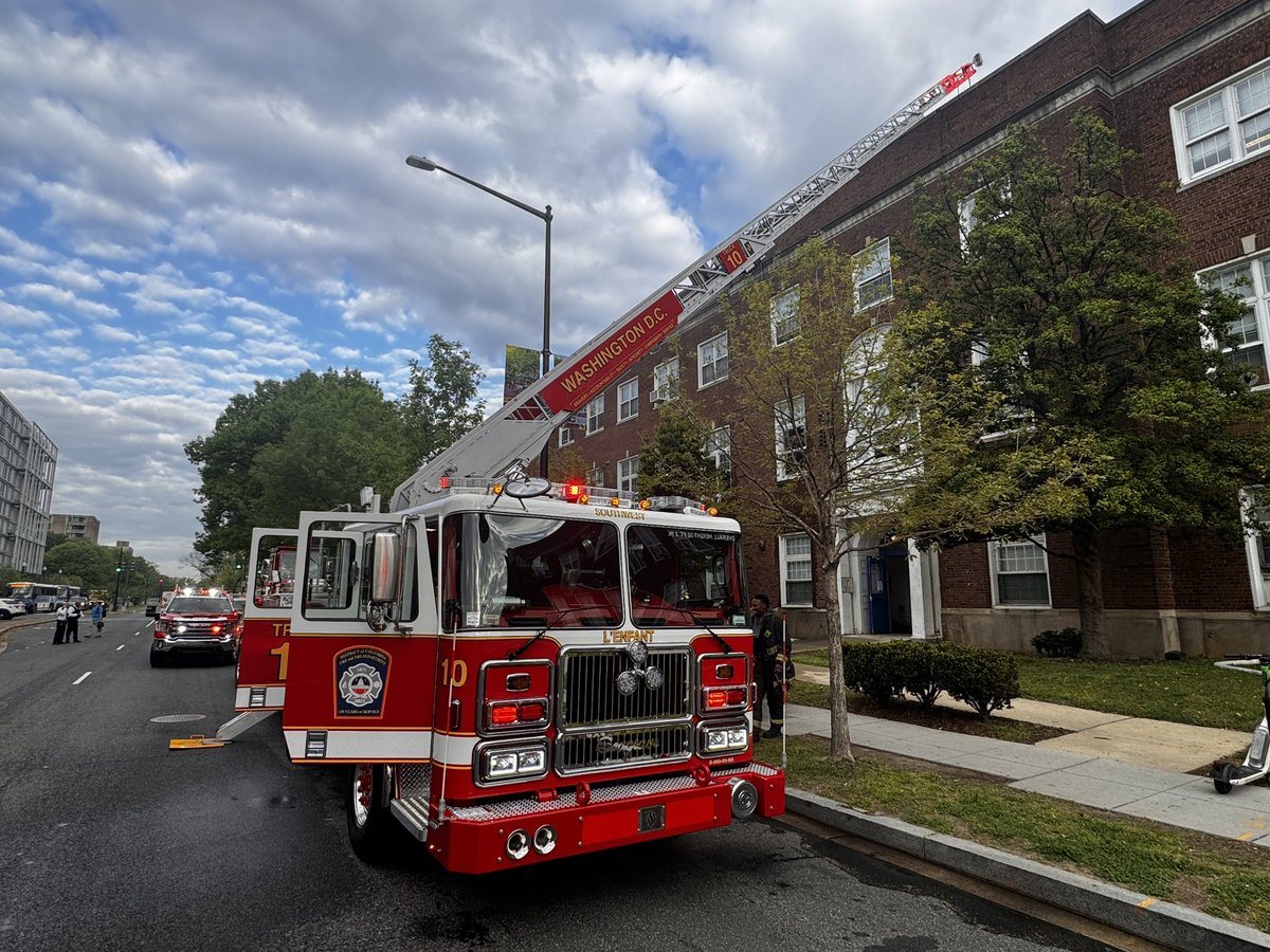 dcfireems's tweet photo. Box Alarm: 100 Block of M Street SW - Small fire in room of police district building. Fire extinguished by sprinklers and #DCsBravest. No injuries to report. https://t.co/4wwyCkvPmn