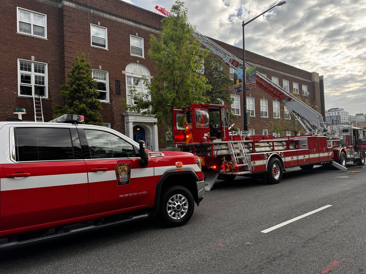 dcfireems's tweet photo. Box Alarm: 100 Block of M Street SW - Small fire in room of police district building. Fire extinguished by sprinklers and #DCsBravest. No injuries to report. https://t.co/4wwyCkvPmn