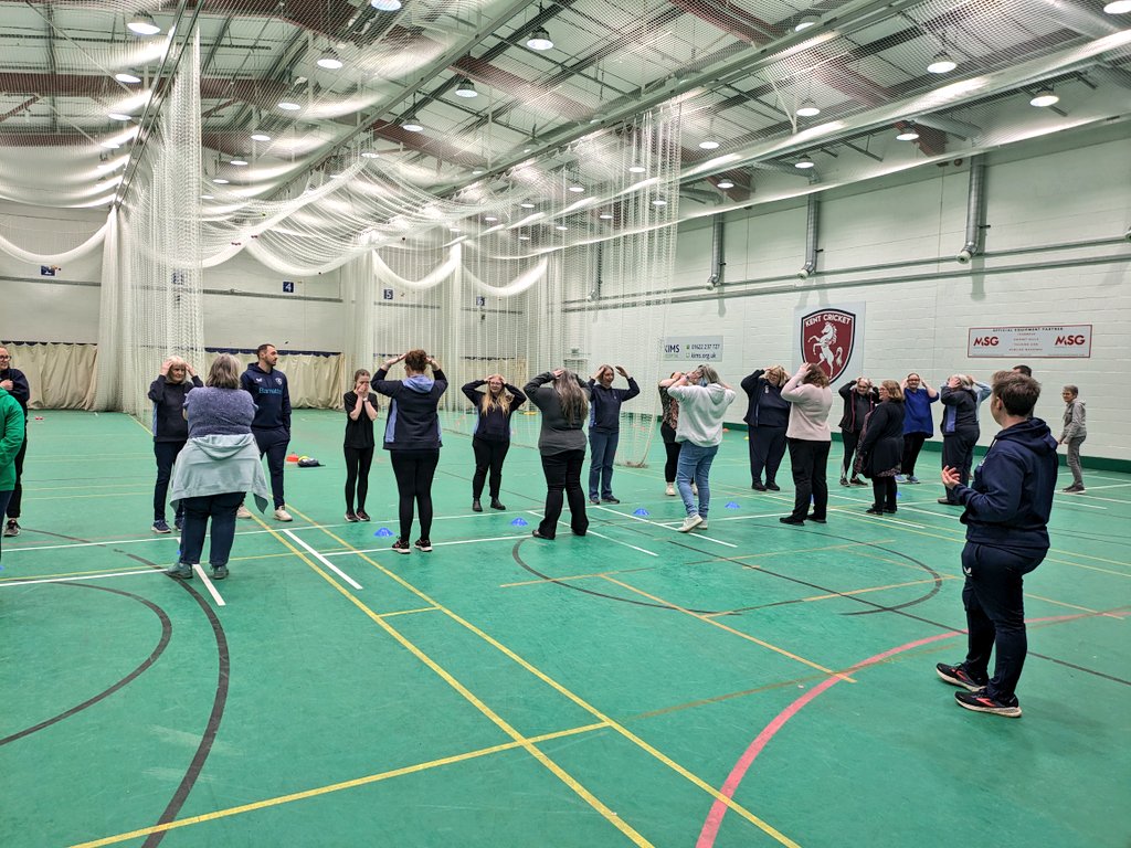 Kent Cricket has recently partnered with Girlguiding South East to train 30 centre leaders in the county. Here are some snaps 📸 of a session @SpitfireGround and a big thank you to @EssexCCB for their guidance. More cricket for Rainbows, Brownies and Guides everywhere!