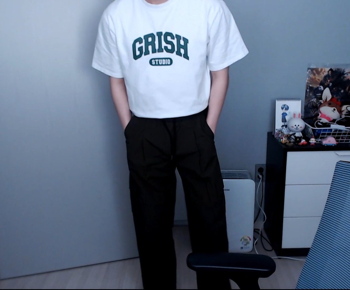 waveofstarlight's tweet photo. 240418 Hongbin tried his new cargo pants 👖 굿굿~👍 https://t.co/c2MZNSurbf