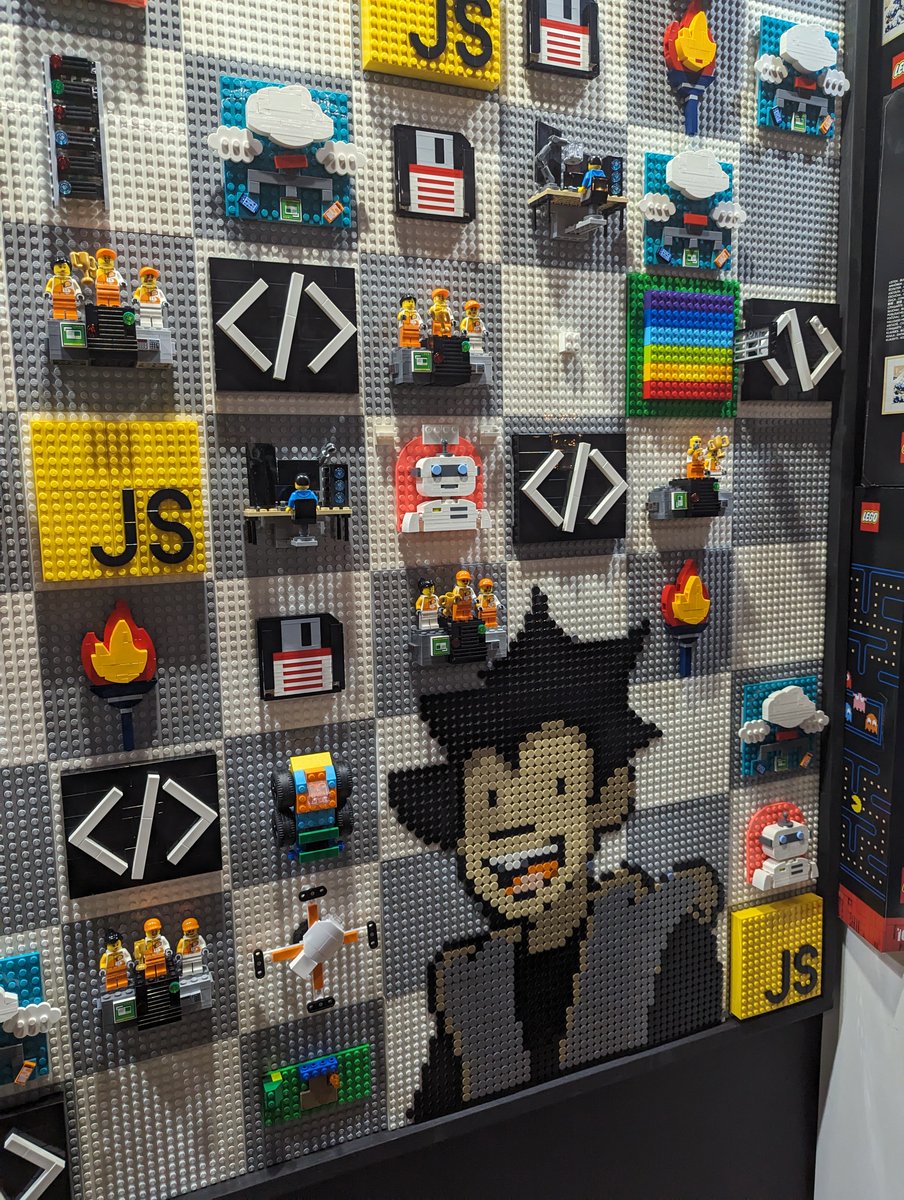 Superbe fresque développée avec des Lego assemblés qui représentent des éléments dans le métier de développeur avec l'initiative de @CommitStrip_fr et d' @Orange_France.

Je reconnais :

La Disquette 💾
Le </> : le balisage du code
JS : Javascript

Et toi ?
#DevoxxFR #Devoxx