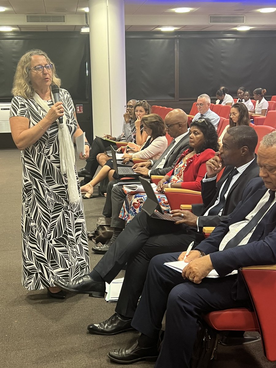 AcGuadeloupe's tweet photo. Un bel exercice de démocratie et une belle qualité de débat salués par la rectrice @gangloffchris 👌
Il s’agit de :
▶️ Faire sienne une culture de service
▶️ Garantir une relation de confiance
▶️ Dialoguer, communiquer et agir pour améliorer le service rendu aux usagers
#Projac https://t.co/jWEgkWvoMK