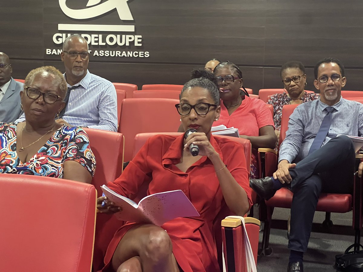 AcGuadeloupe's tweet photo. Un bel exercice de démocratie et une belle qualité de débat salués par la rectrice @gangloffchris 👌
Il s’agit de :
▶️ Faire sienne une culture de service
▶️ Garantir une relation de confiance
▶️ Dialoguer, communiquer et agir pour améliorer le service rendu aux usagers
#Projac https://t.co/jWEgkWvoMK