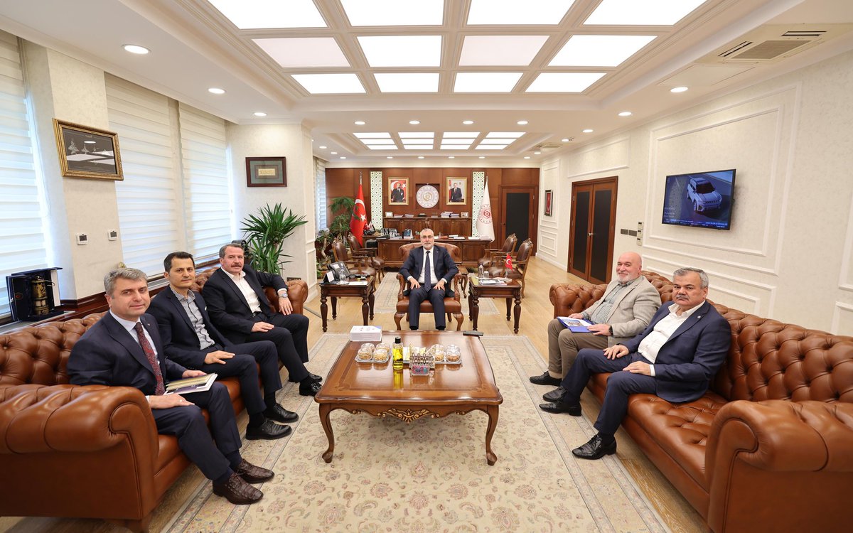isikhanvedat's tweet photo. Memur-Sen Genel Başkanı Sayın @_aliyalcin_ ve beraberindeki heyeti Bakanlığımızda ağırladık.

Çalışma barışının sürdürülmesi ve kamu çalışanlarımızın haklarının korunmasına yönelik adımlarımızı sosyal paydaşlarımızla birlikte atmaya devam edeceğiz.

Nazik ziyaretleri için teşekkür ediyorum.