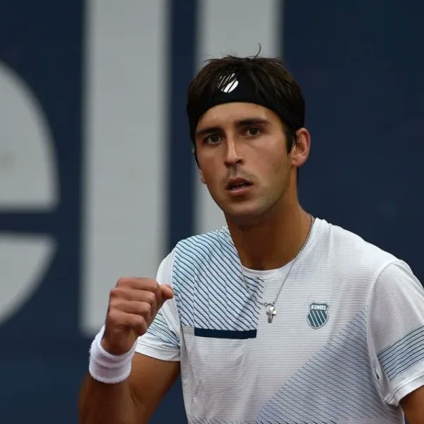 En un muy buen partido, @tometcheverry venció a Brandon Nakashima por 3-6, 7-6 (5), 6-4 y avanzó a los cuartos de final del @bcnopenbs, donde enfrentará a Cameron Norrie. Tres horas de batalla para el platense, que está jugando un tenis interesante esta semana.